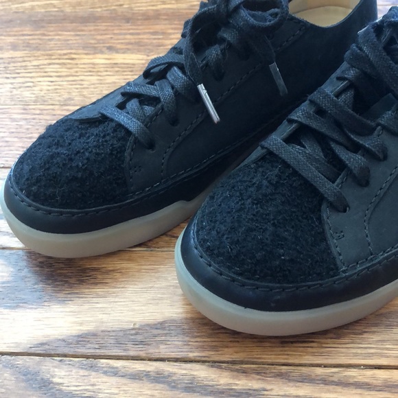 VERY comfy Clarks leather tennis shoes size 7 - Picture 2 of 3